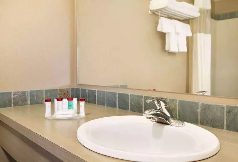 Отель Ramada By Wyndham Nanaimo