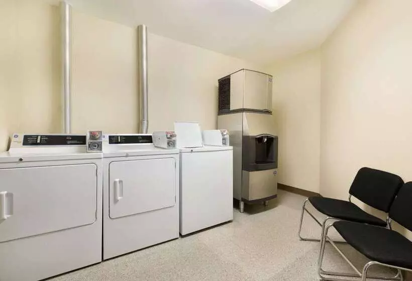 Отель Ramada By Wyndham Nanaimo