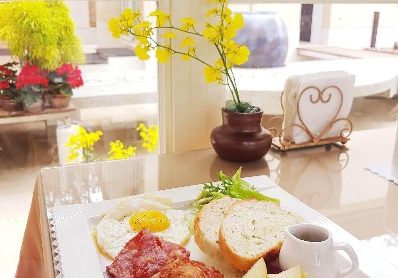 هتل Moonshine B&b