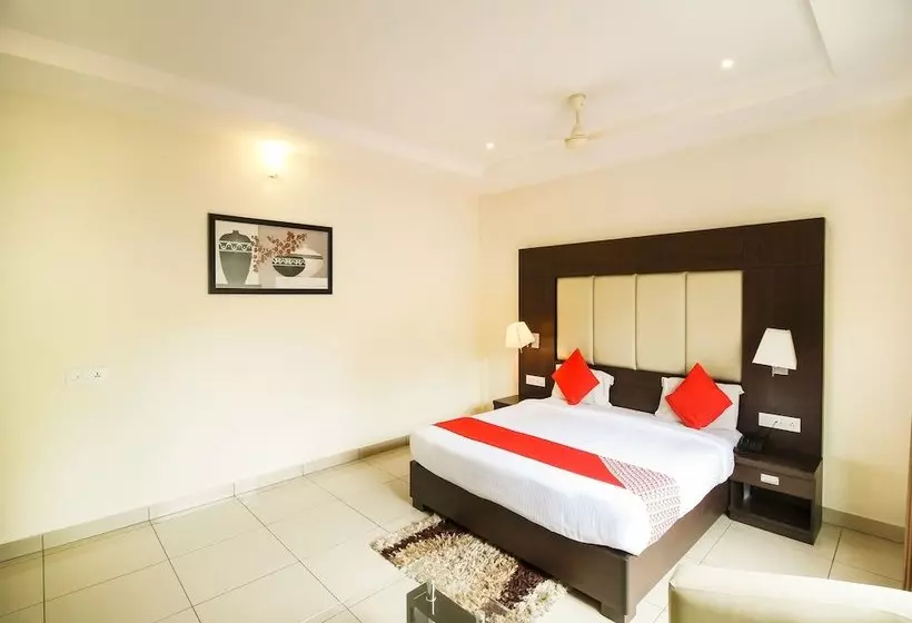 ホテル Oyo 14139 Golden Castle