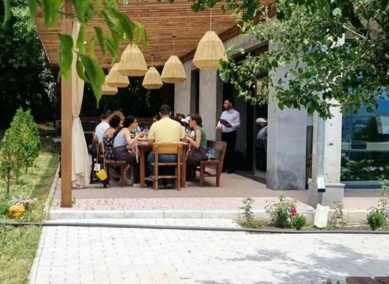 تختخواب و صبحانه Tsaghkunk Chef House