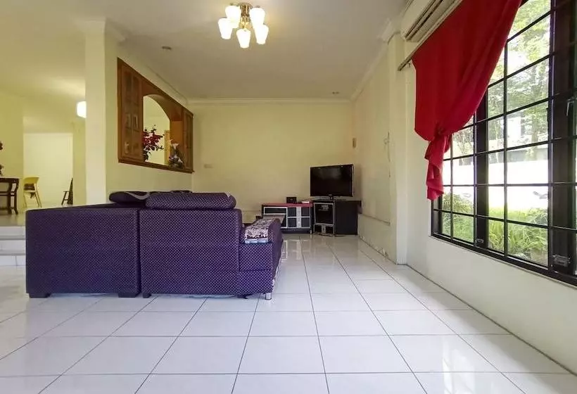 هتل Oyo 90241 Villa Home Sibu