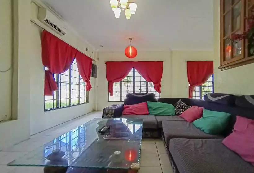 هتل Oyo 90241 Villa Home Sibu