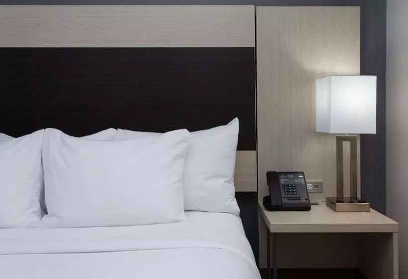 Hotelli La Quinta Inn & Suites By Wyndham Shorewood