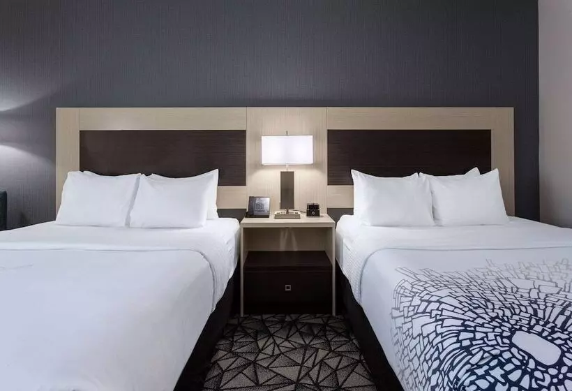 Hotelli La Quinta Inn & Suites By Wyndham Shorewood