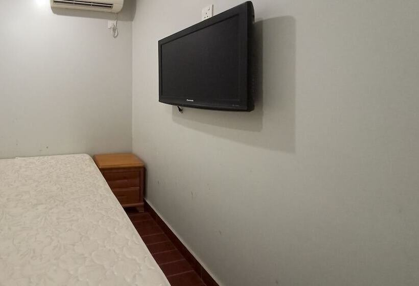 בית מלון כפרי Oyo 90248 Kapitan Inn