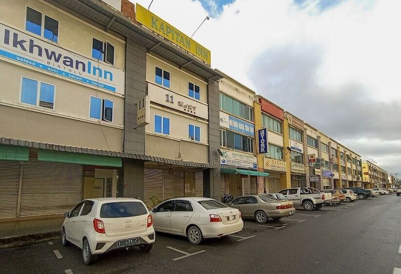 בית מלון כפרי Oyo 90248 Kapitan Inn