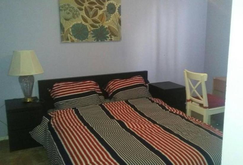 Panzió Room In Guest Room - Big House Near 401-east And Pickering Town Centre