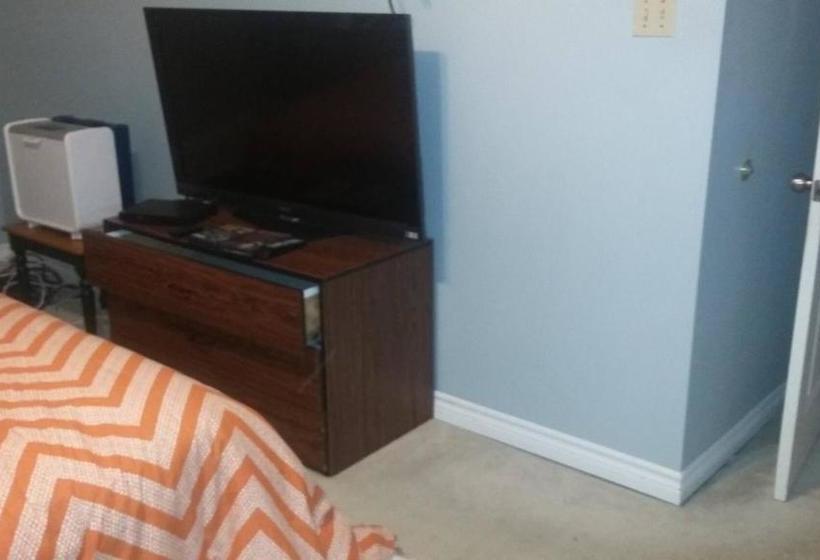 Panzió Room In Guest Room - Big House Near 401-east And Pickering Town Centre