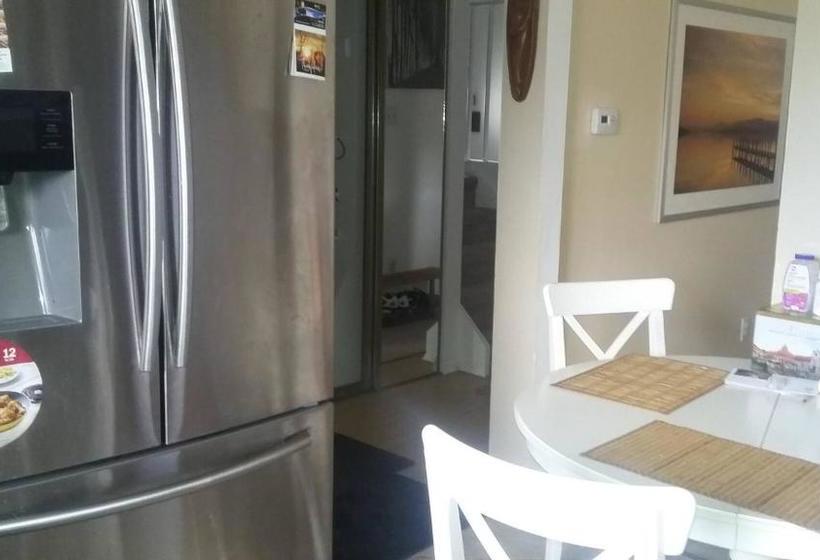 Panzió Room In Guest Room - Big House Near 401-east And Pickering Town Centre