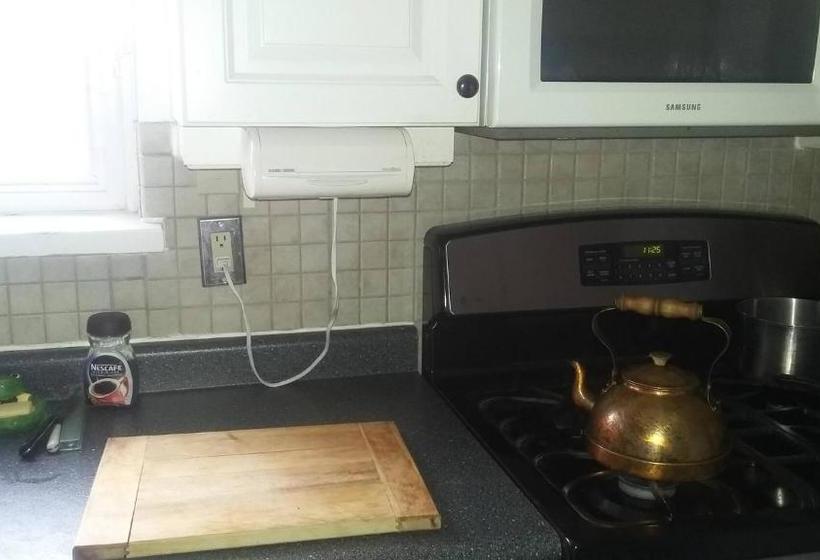 Panzió Room In Guest Room - Big House Near 401-east And Pickering Town Centre