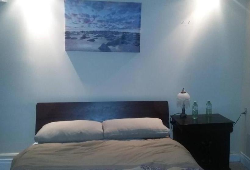 Panzió Room In Guest Room - Big House Near 401-east And Pickering Town Centre
