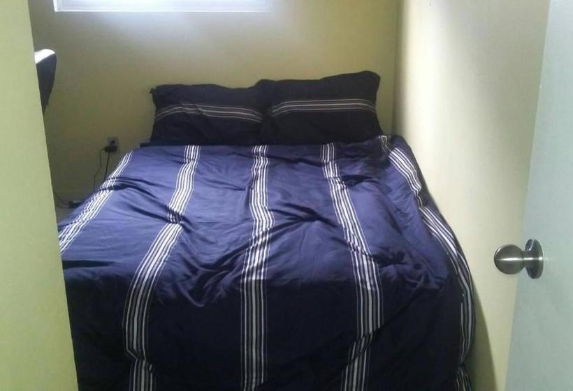 Panzió Room In Guest Room - Big House Near 401-east And Pickering Town Centre