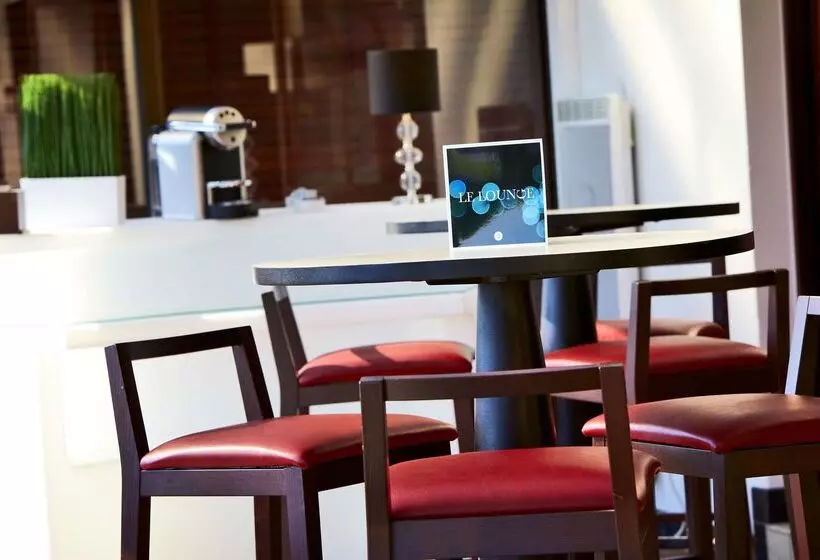 Отель Kyriad Prestige Compiegne