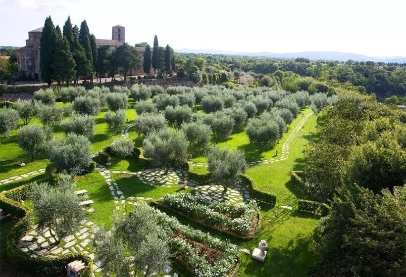 Sovana Hotel & Resort