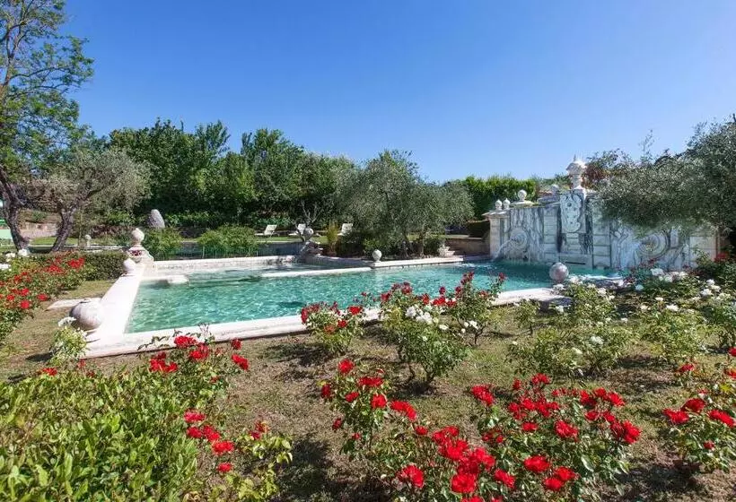 Sovana Hotel & Resort