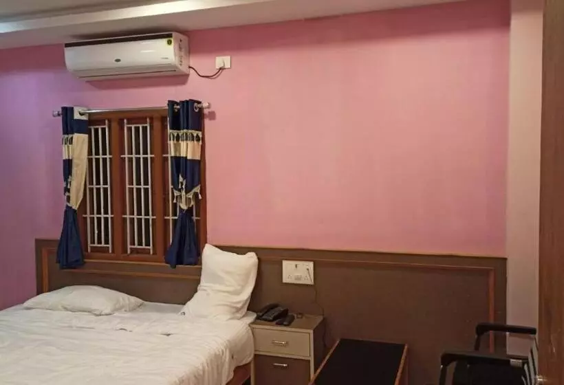 ホテル Aarthi Residency