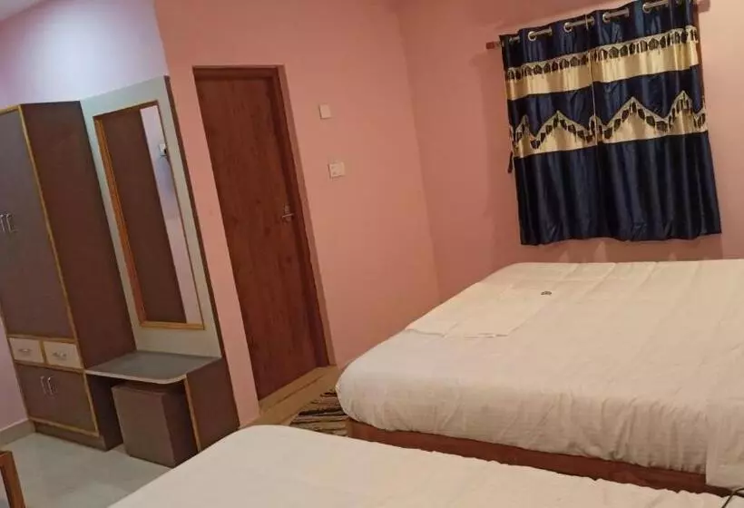 ホテル Aarthi Residency
