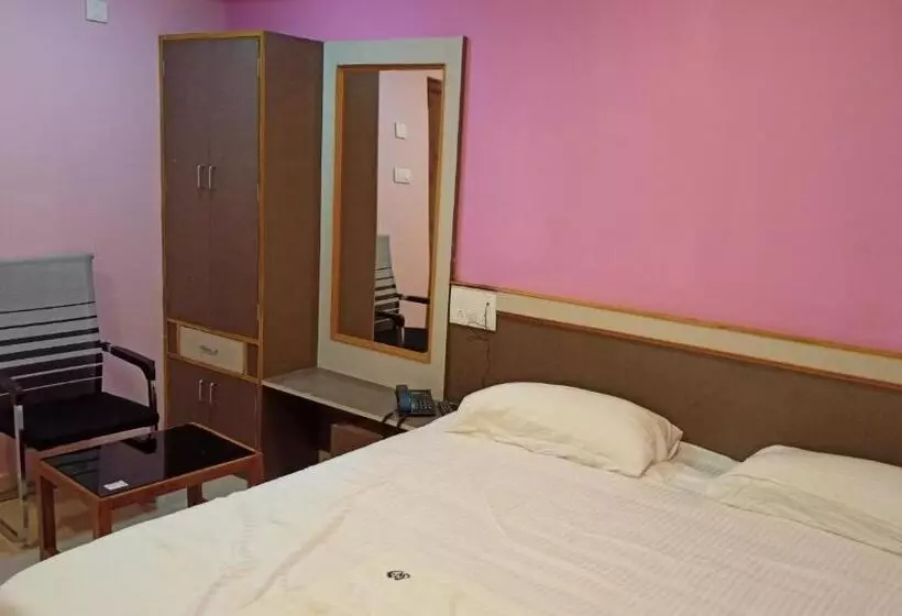 ホテル Aarthi Residency