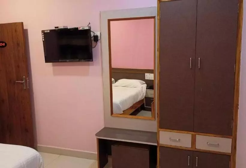 ホテル Aarthi Residency