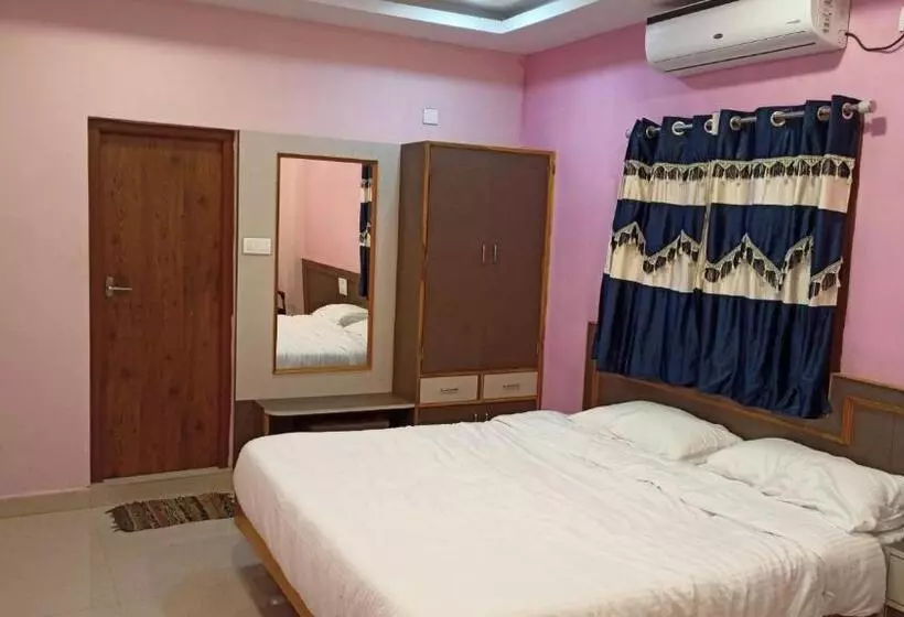 ホテル Aarthi Residency