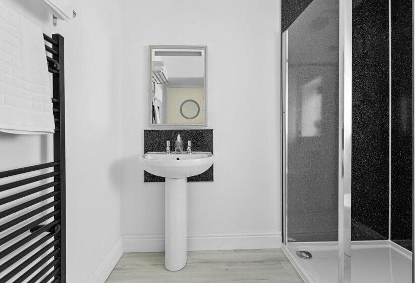 Park View R & R   Adult Only   Self Catering   Free Parking   Ev Point