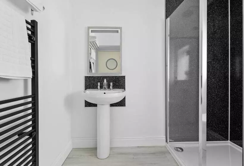 Park View R & R   Adult Only   Self Catering   Free Parking   Ev Point