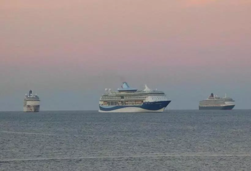 Park View R & R   Adult Only   Self Catering   Free Parking   Ev Point