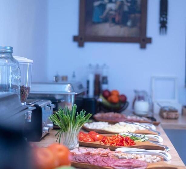 پانسیون Eden By The Mountain