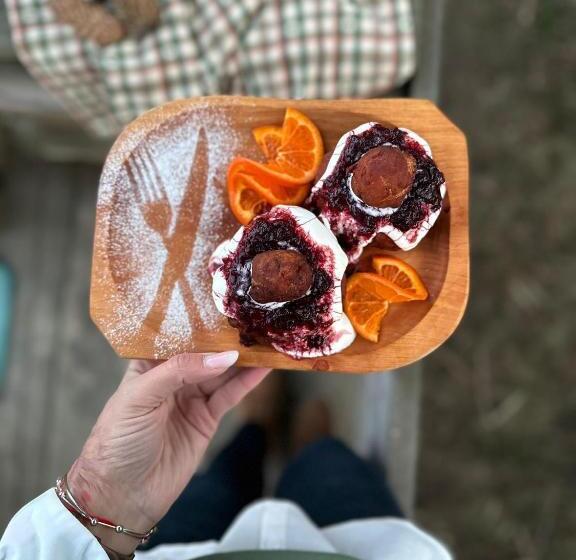 پانسیون Eden By The Mountain