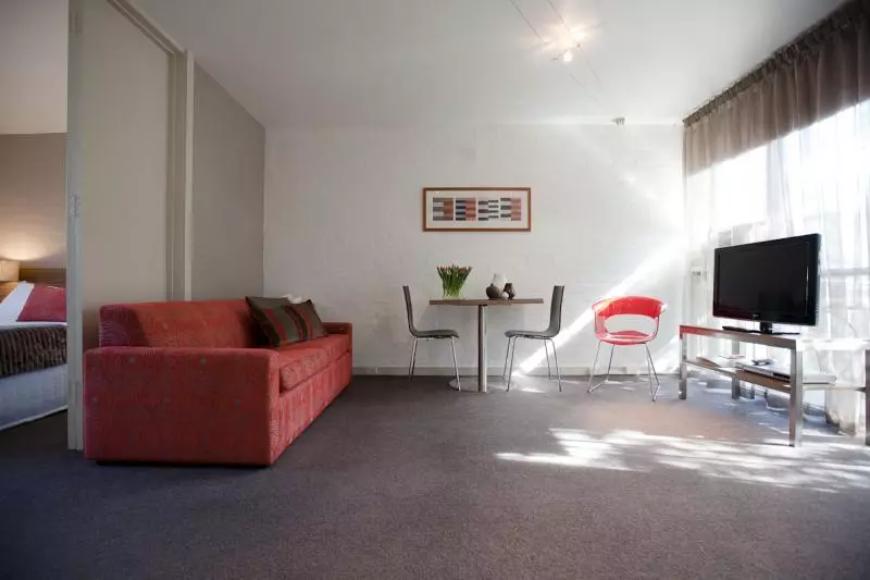 Отель Davis Avenue Apartments