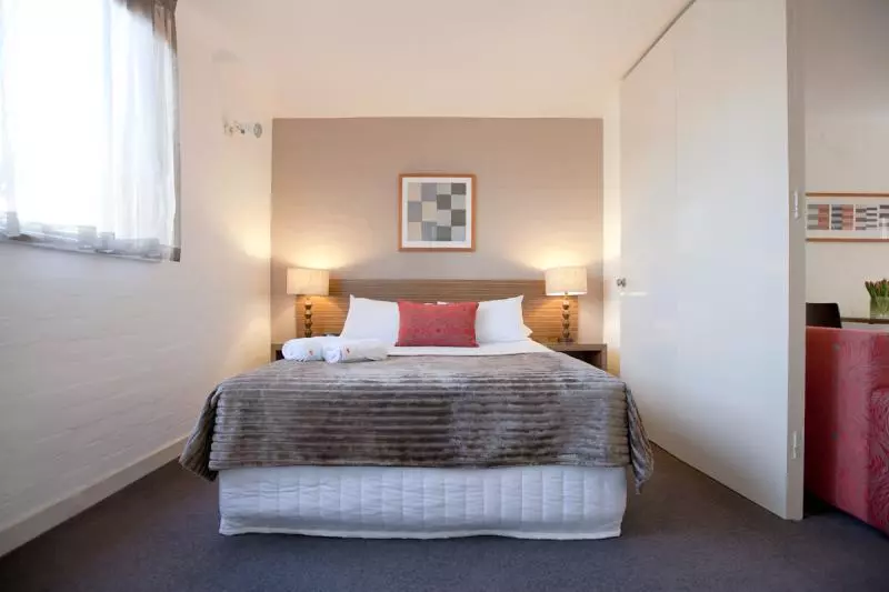 Отель Davis Avenue Apartments