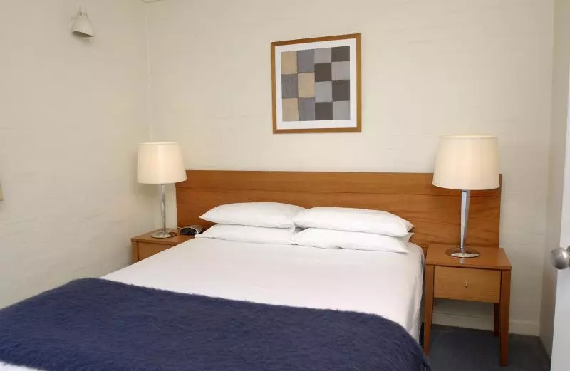 Отель Davis Avenue Apartments