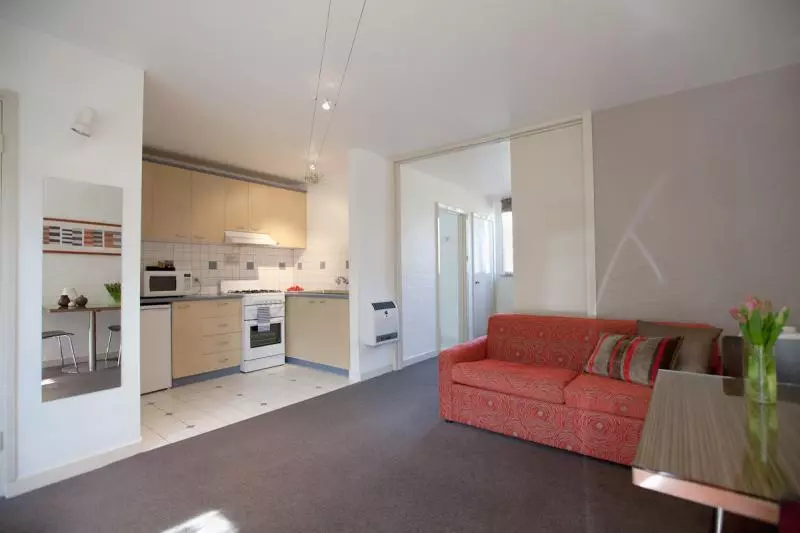 Отель Davis Avenue Apartments