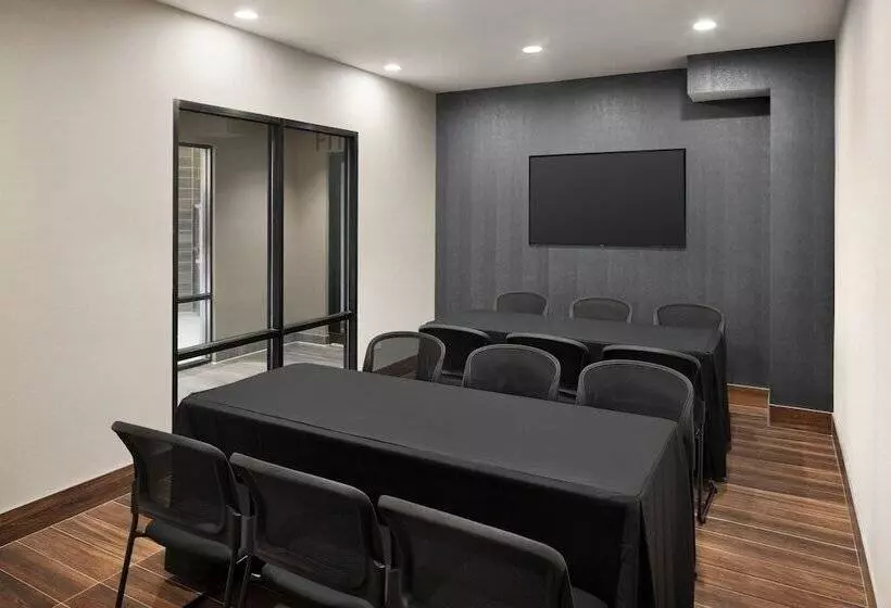 Отель Fairfield Inn & Suites By Marriott West Kelowna