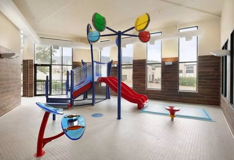 Отель Fairfield Inn & Suites By Marriott West Kelowna