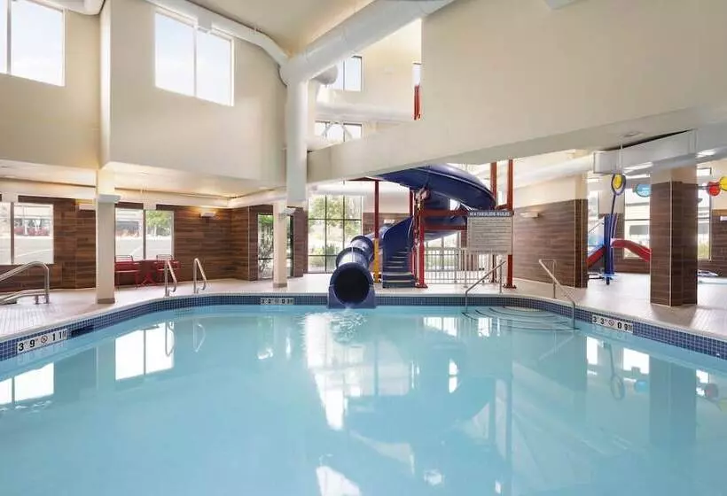 Отель Fairfield Inn & Suites By Marriott West Kelowna