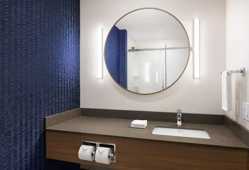 Отель Fairfield Inn & Suites By Marriott West Kelowna