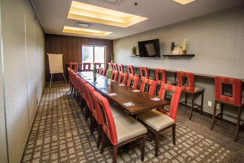 Отель Fairfield Inn & Suites By Marriott West Kelowna