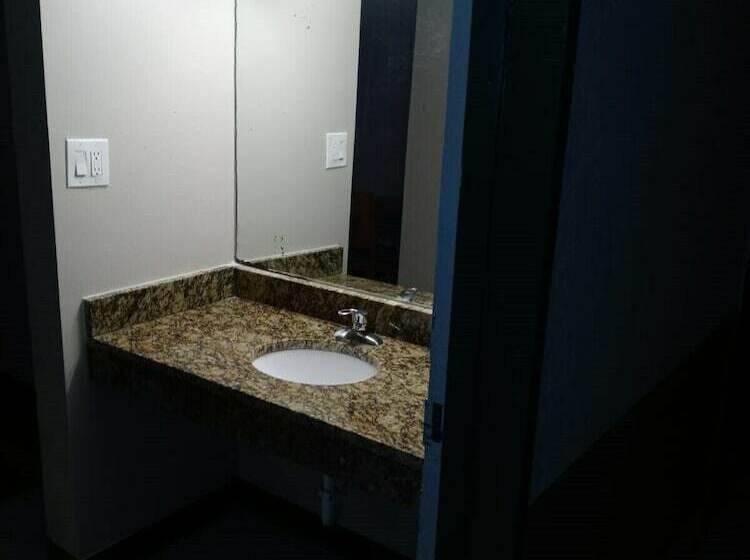 Отель Peachtree Inn & Suites