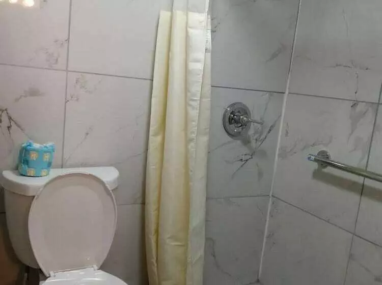 Hotelli Peachtree Inn & Suites