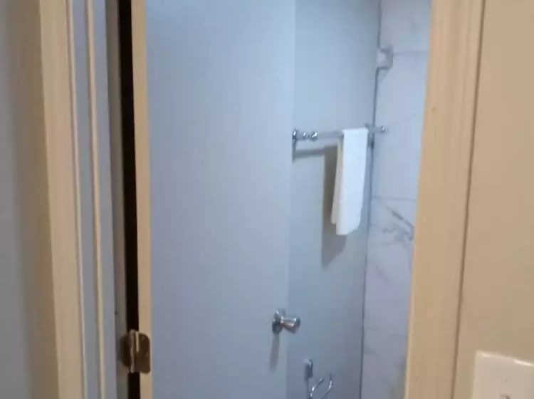 Hotelli Peachtree Inn & Suites