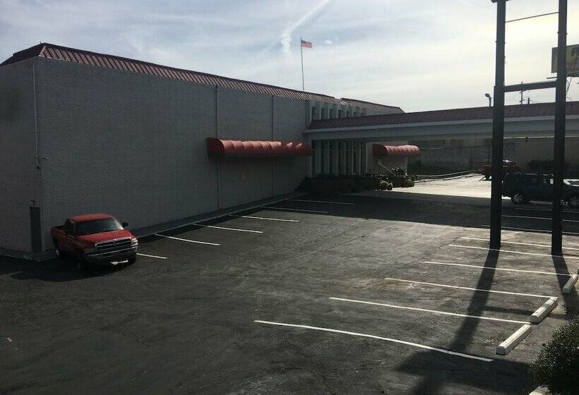 Отель Peachtree Inn & Suites