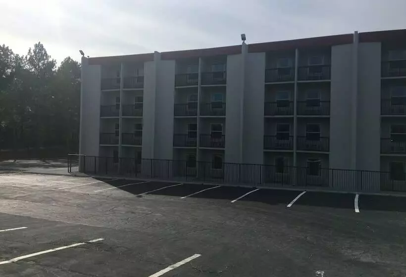 Hotelli Peachtree Inn & Suites