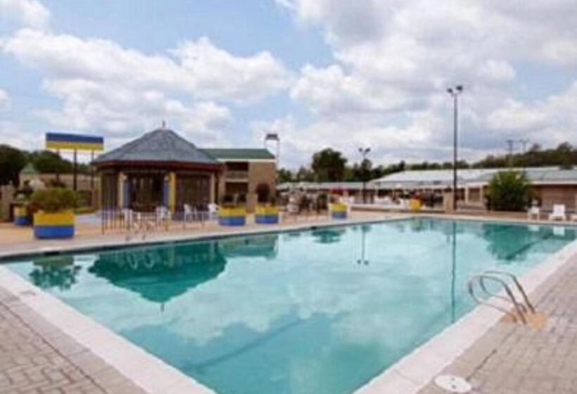 Отель Travelodge By Wyndham Petersburg