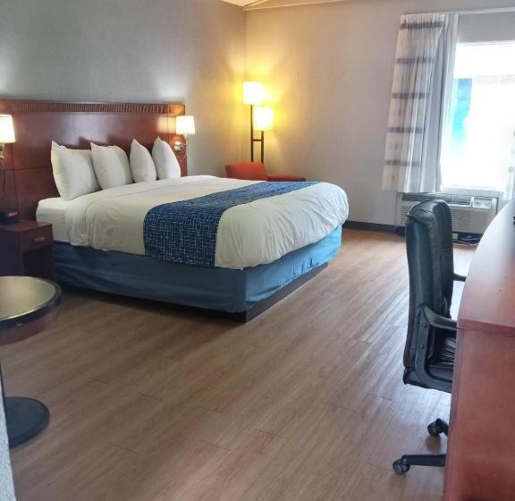 Отель Travelodge By Wyndham Petersburg