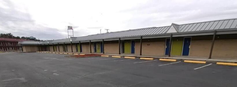 Отель Travelodge By Wyndham Petersburg