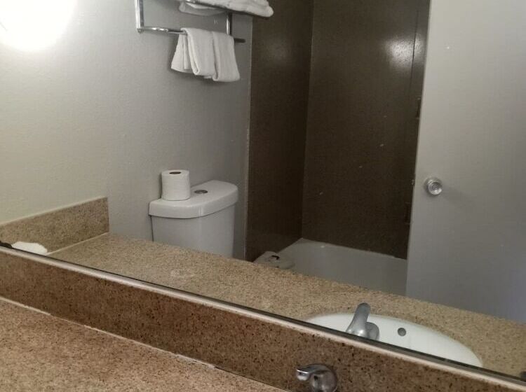 Отель Travelodge By Wyndham Petersburg