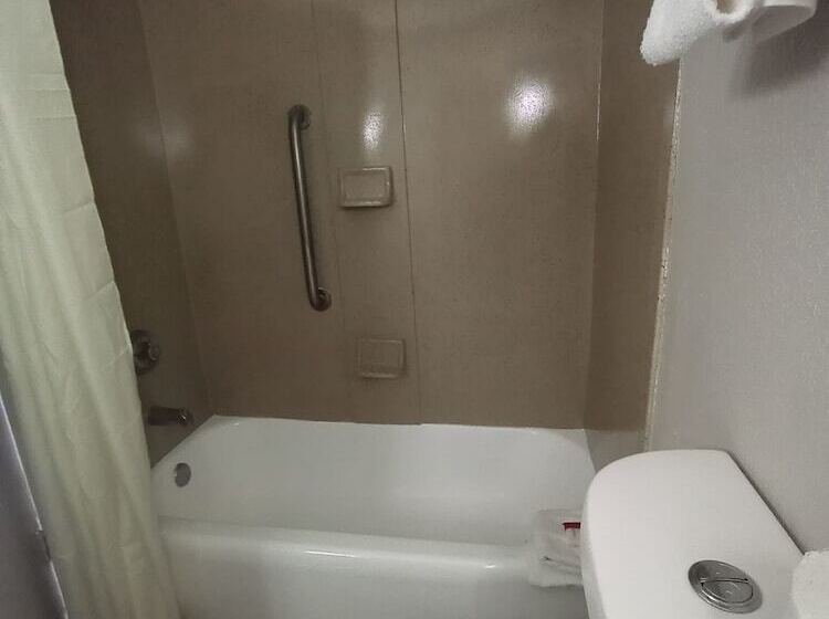 هتل Travelodge By Wyndham Petersburg