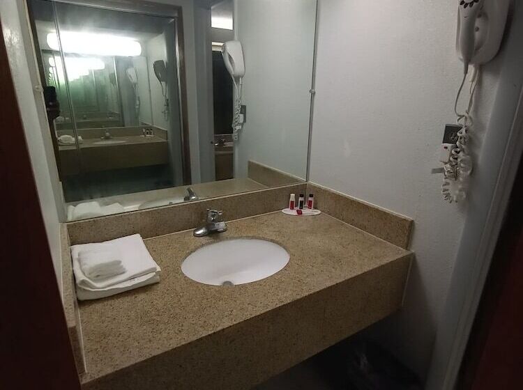 Отель Travelodge By Wyndham Petersburg